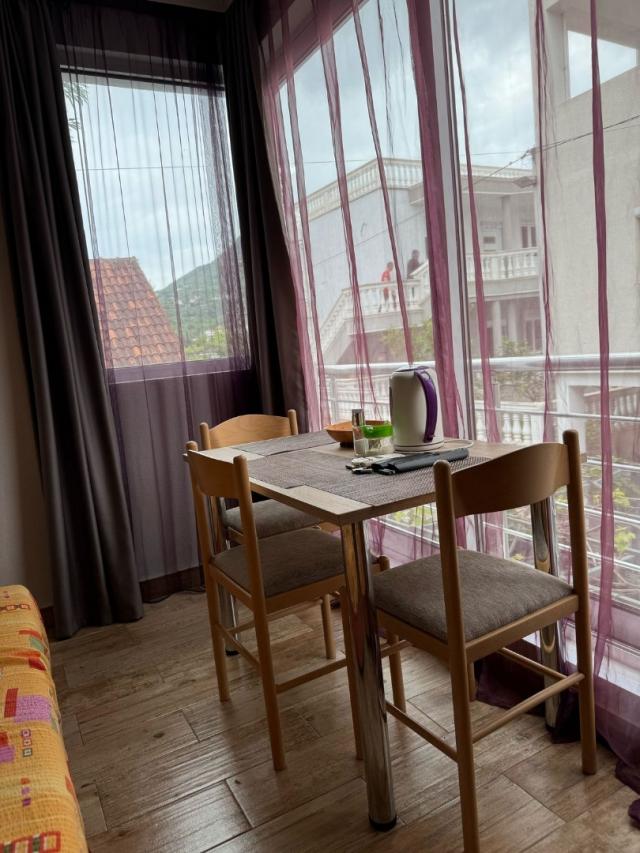 Spacious house and apartments for rent in Sutomore. 