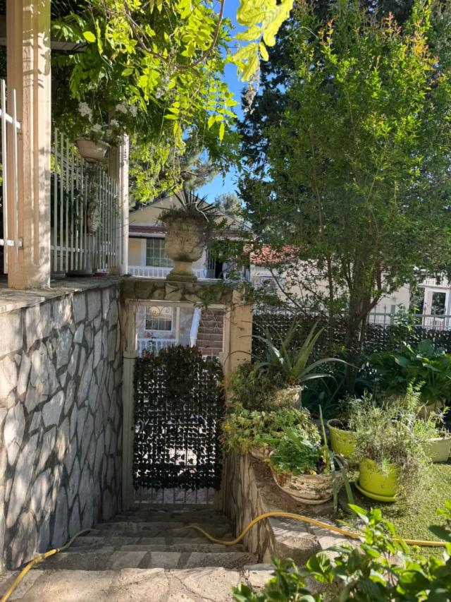 Bar, Shushan. Three-story house with a garden and sea views. €365,000