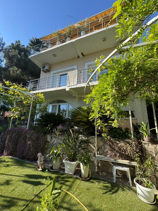 Bar, Shushan. Three-story house with a garden and sea views. €365,000