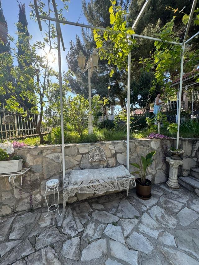 Bar, Shushan. Three-story house with a garden and sea views. €365,000