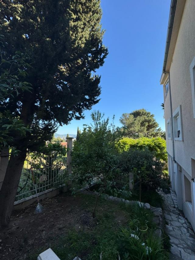 Bar, Shushan. Three-story house with a garden and sea views. €365,000
