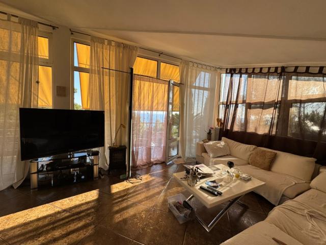 Bar, Shushan. Three-story house with a garden and sea views. €365,000