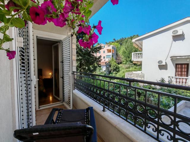 Petrovac. 2 bedroom apartment near the sea, 260,000 €