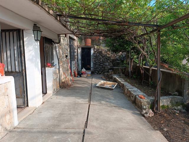 Inexpensive house in Sutomore with a cascading plot. 