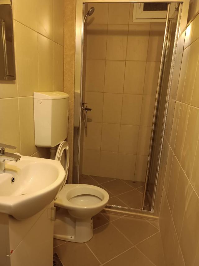 Inexpensive house in Sutomore with a cascading plot. 
