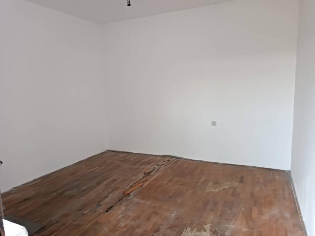 Inexpensive house in Sutomore with a cascading plot. 