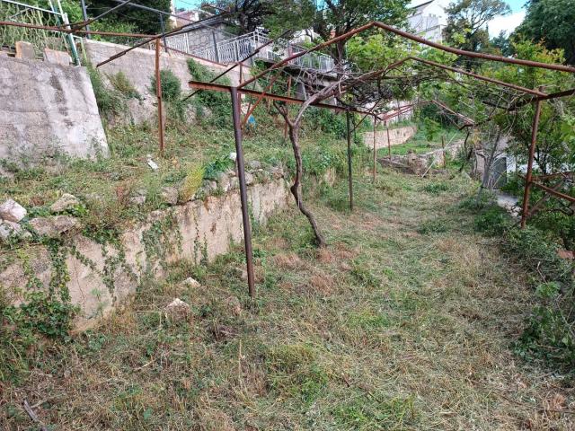 Inexpensive house in Sutomore with a cascading plot. 