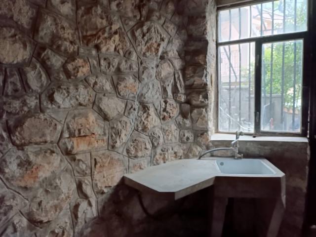 Inexpensive house in Sutomore with a cascading plot. 