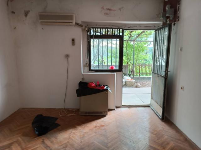 Inexpensive house in Sutomore with a cascading plot. 
