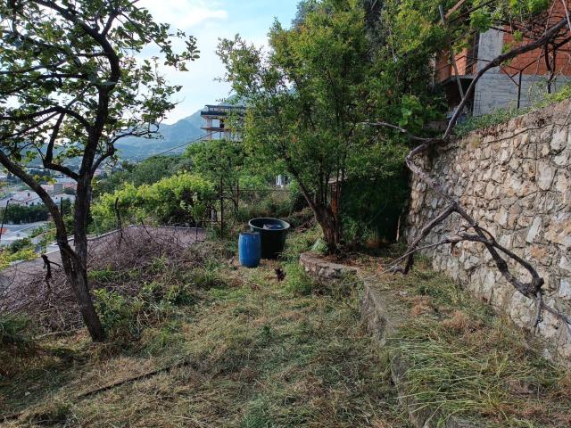 Inexpensive house in Sutomore with a cascading plot. 
