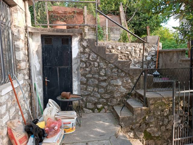 Inexpensive house in Sutomore with a cascading plot. 