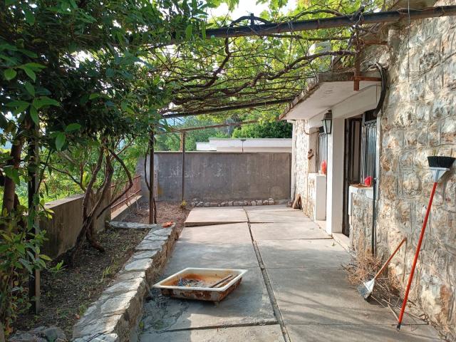 Inexpensive house in Sutomore with a cascading plot. 