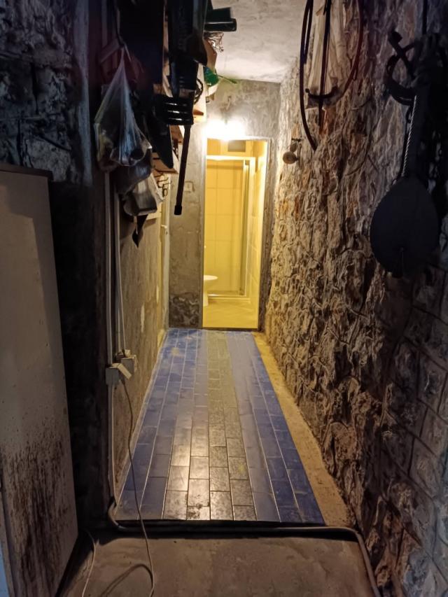 Inexpensive house in Sutomore with a cascading plot. 