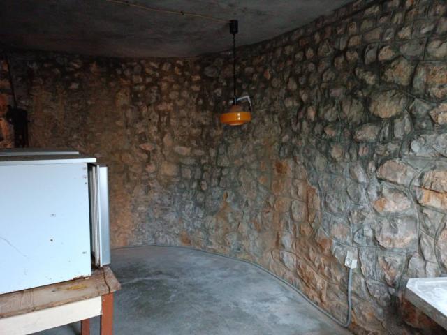 Inexpensive house in Sutomore with a cascading plot. 
