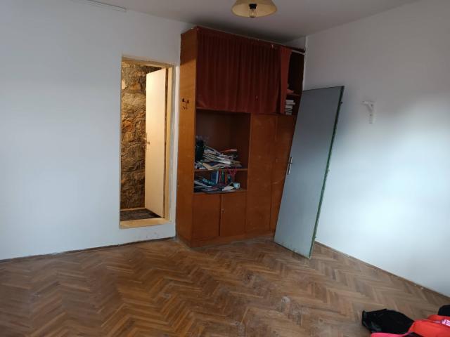 Inexpensive house in Sutomore with a cascading plot. 