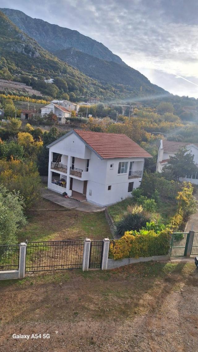 Spacious family house with sea views