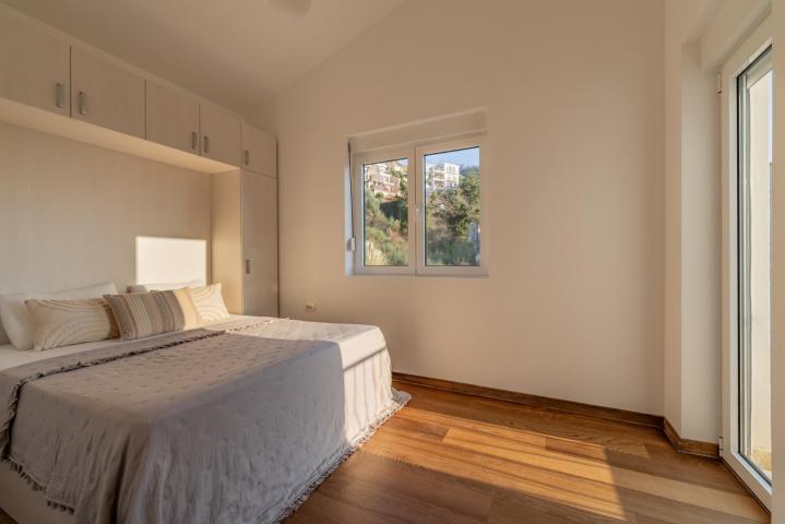 Bright and cozy 2-bedroom apartment with sea view in Przno, Budva Riviera. 