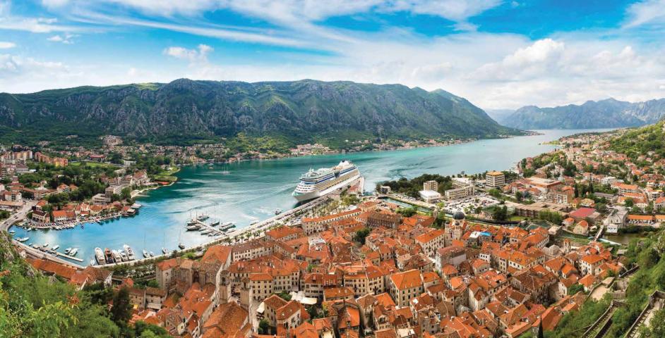 The last studio with a terrace in a new complex 90 meters from the sea in Prcanj, Kotor Bay