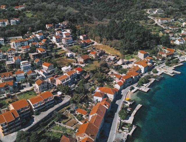 The last studio with a terrace in a new complex 90 meters from the sea in Prcanj, Kotor Bay