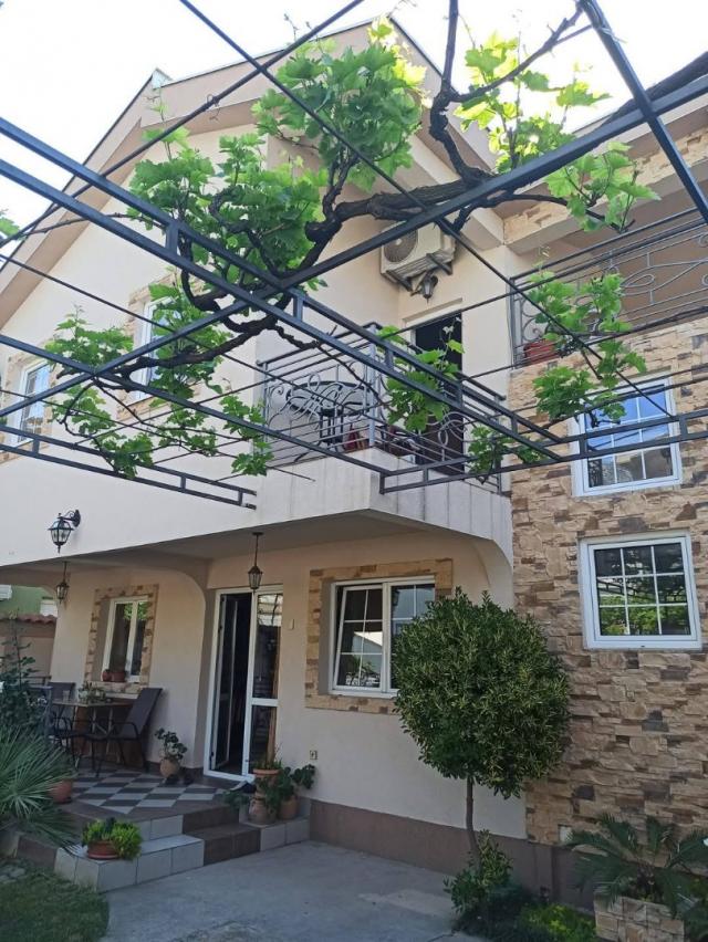 A house by the sea in Bar, Ilino district, is ideal for living and income. 