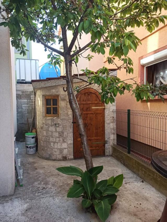 A house by the sea in Bar, Ilino district, is ideal for living and income. 