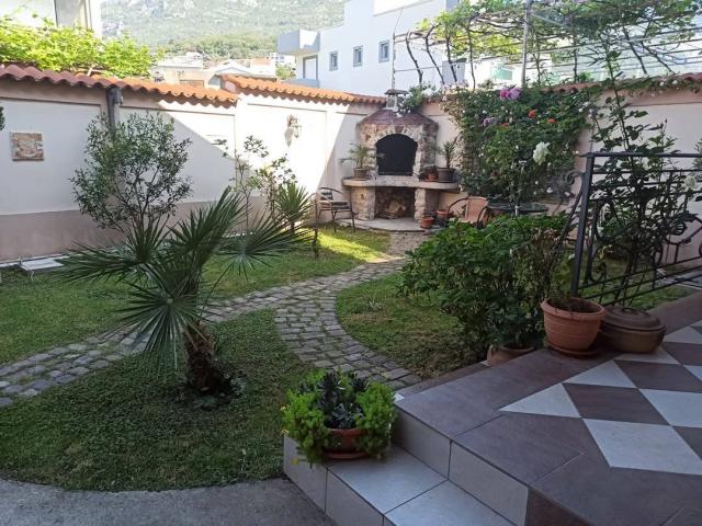 A house by the sea in Bar, Ilino district, is ideal for living and income. 