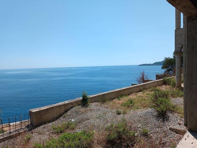 Villa in a unique location on the 1st coastline in Przno (Milocer)
