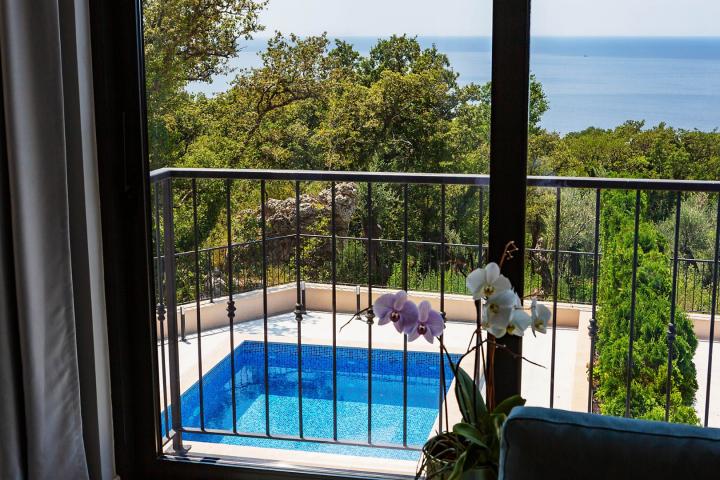 Townhouse with panoramic views of the Adriatic Sea in a gated complex in the Budva Riviera