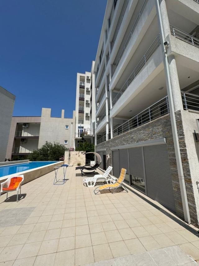 Two-bedroom apartment for sale near the sea in Dobra Voda, in a building with a swimming pool. 