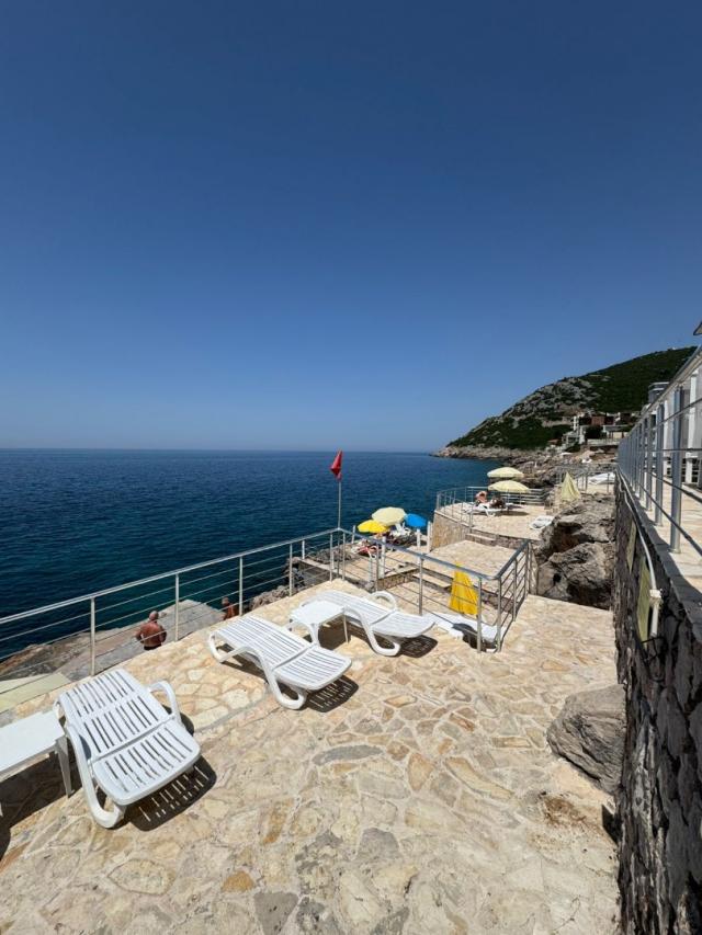 Two-bedroom apartment for sale near the sea in Dobra Voda, in a building with a swimming pool. 