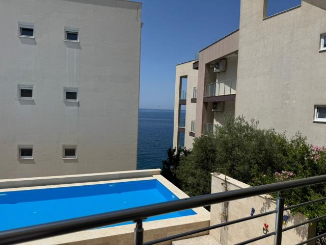 Two-bedroom apartment for sale near the sea in Dobra Voda, in a building with a swimming pool. 