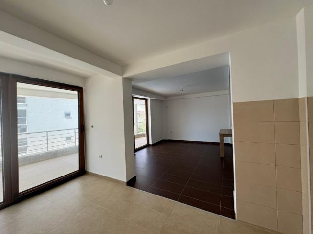 Two-bedroom apartment for sale near the sea in Dobra Voda, in a building with a swimming pool. 