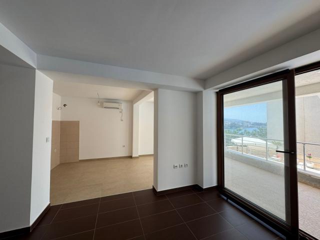 Two-bedroom apartment for sale near the sea in Dobra Voda, in a building with a swimming pool. 