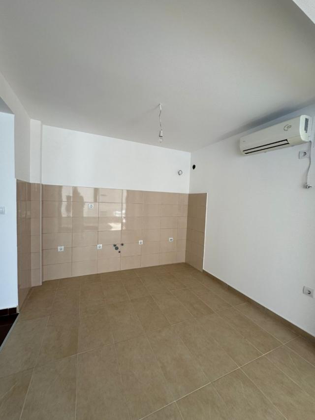 Two-bedroom apartment for sale near the sea in Dobra Voda, in a building with a swimming pool. 