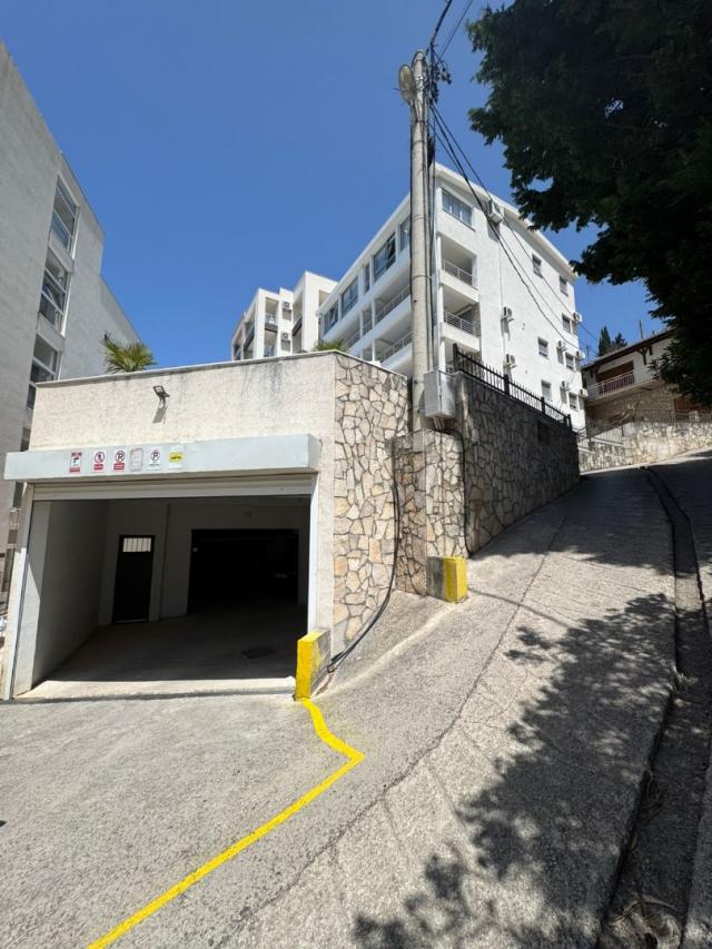 Two-bedroom apartment for sale near the sea in Dobra Voda, in a building with a swimming pool. 