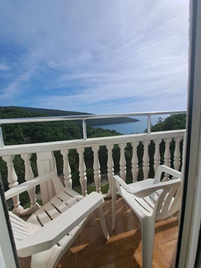 Mini hotel in Krucha with a sea view, not far from the beach with spacious parking. 