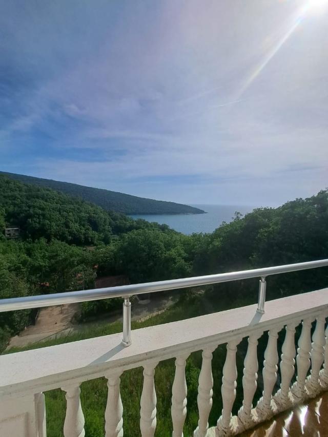 Mini hotel in Krucha with a sea view, not far from the beach with spacious parking. 