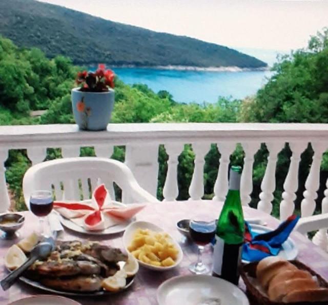 Mini hotel in Krucha with a sea view, not far from the beach with spacious parking. 