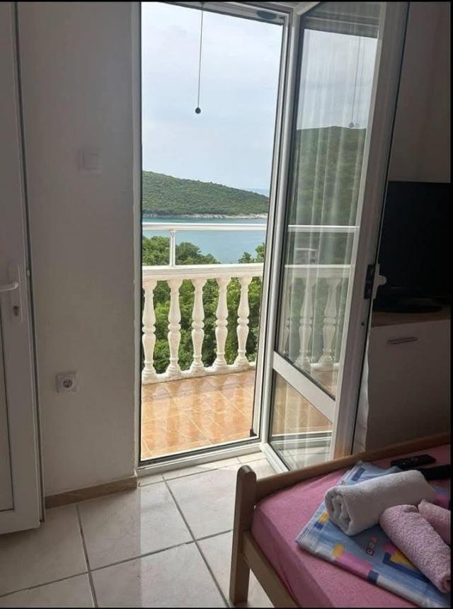 Mini hotel in Krucha with a sea view, not far from the beach with spacious parking. 