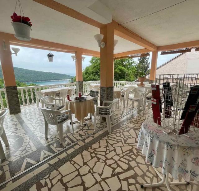 Mini hotel in Krucha with a sea view, not far from the beach with spacious parking. 