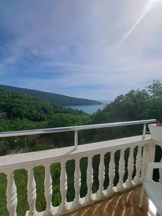 Mini hotel in Krucha with a sea view, not far from the beach with spacious parking. 