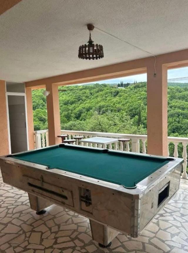 Mini hotel in Krucha with a sea view, not far from the beach with spacious parking. 