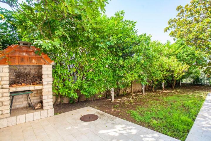 Exclusive large villa in Budva near the sea, sea view. 