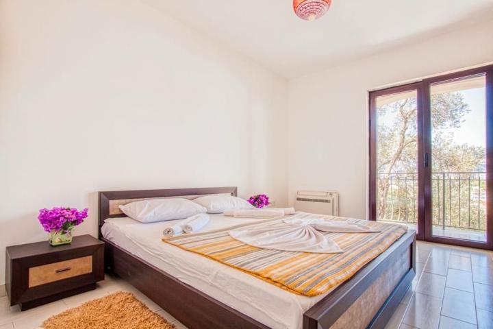 Exclusive large villa in Budva near the sea, sea view. 
