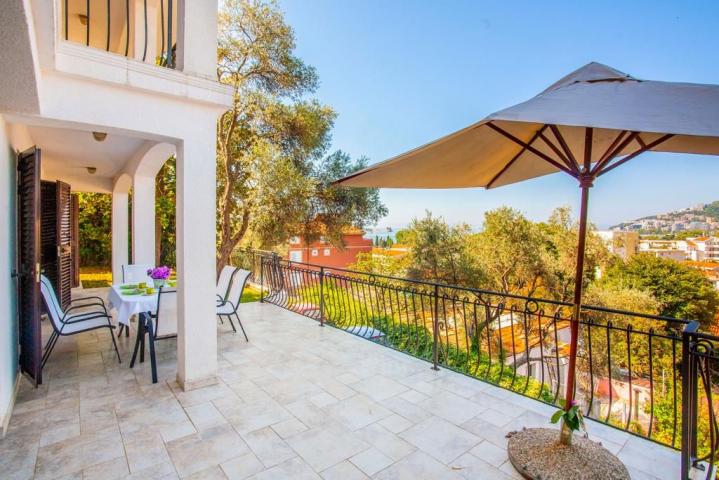 Exclusive large villa in Budva near the sea, sea view. 