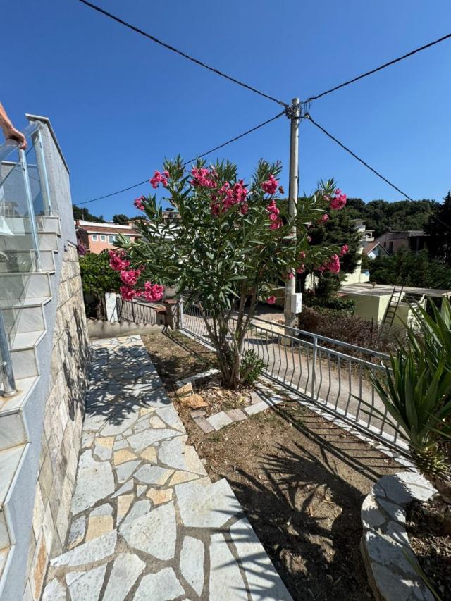 House with panoramic sea views in Uteha, Kunja. 
