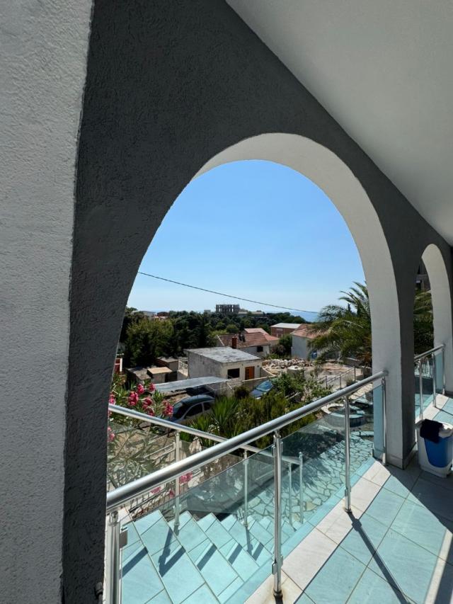 House with panoramic sea views in Uteha, Kunja. 