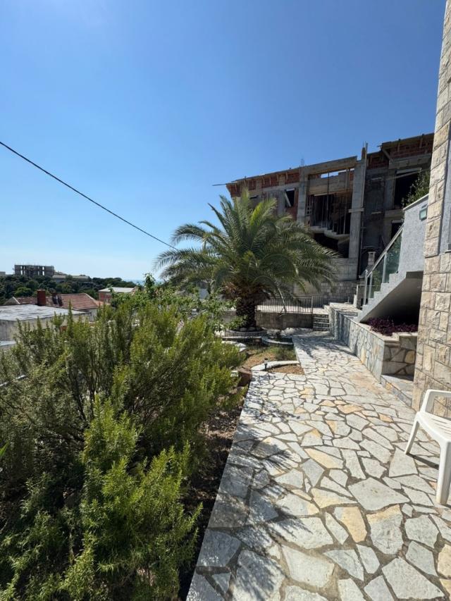 House with panoramic sea views in Uteha, Kunja. 