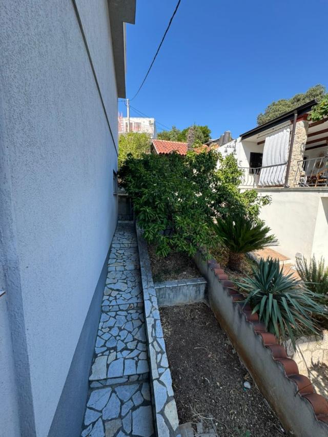 House with panoramic sea views in Uteha, Kunja. 