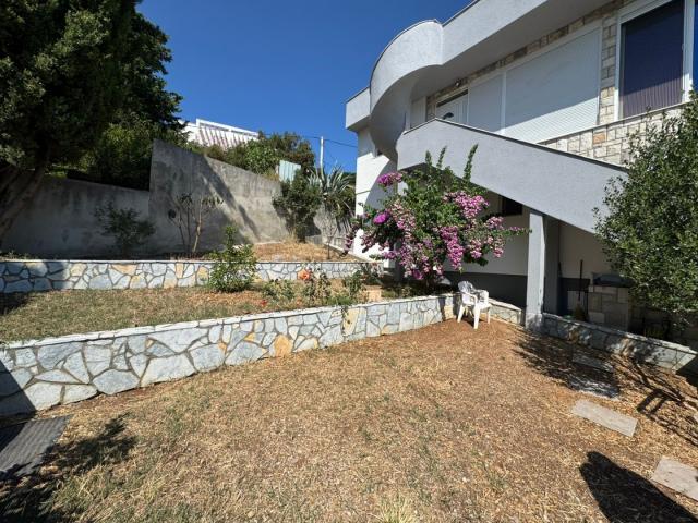 House with panoramic sea views in Uteha, Kunja. 